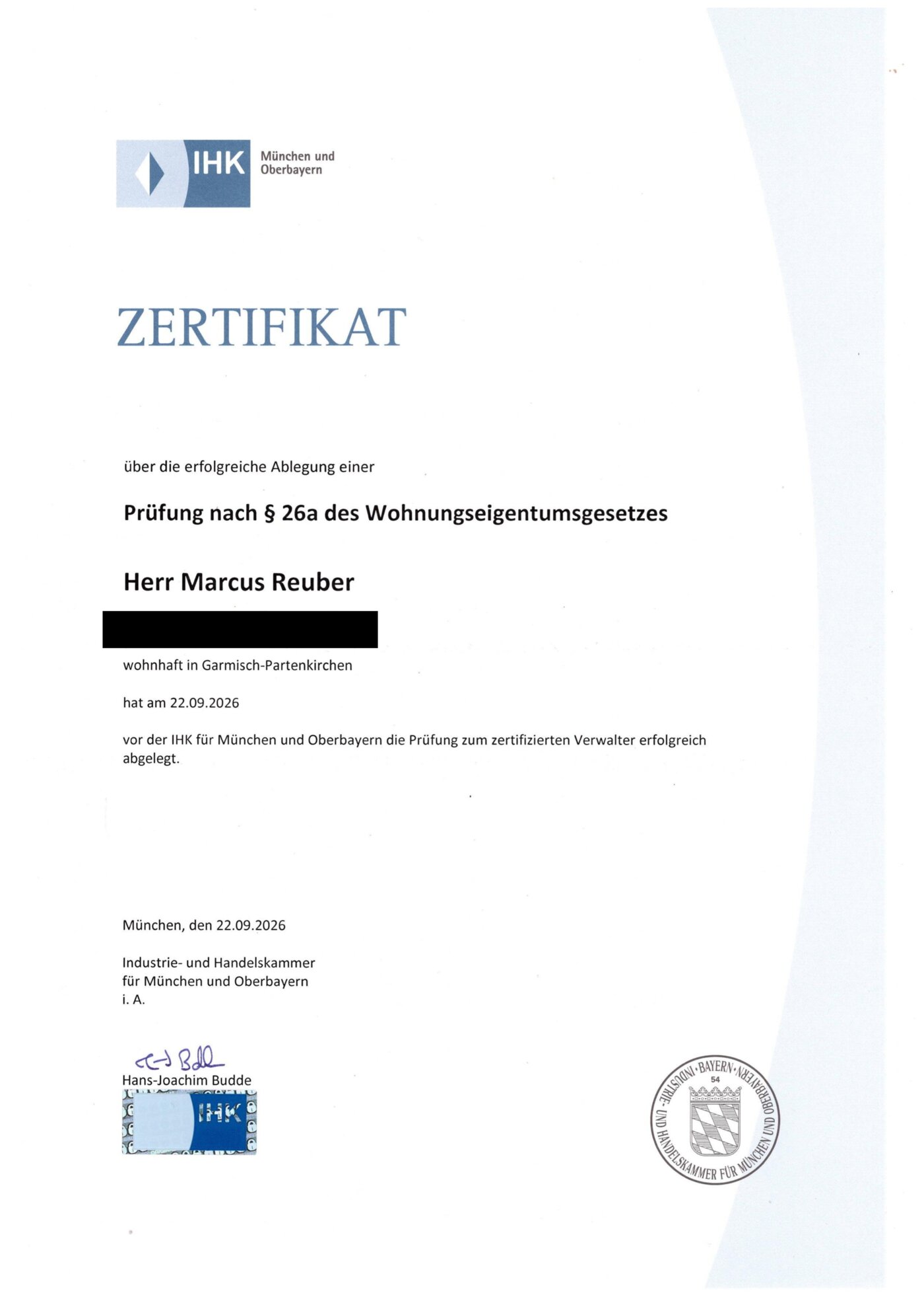 Zertifikat der IHK für München und Oberbayern über die erfolgreiche Prüfung nach § 26a WEG, ausgestellt für Marcus Reuber
